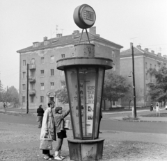 Magyarország, Budapest XIII., Fiastyúk (Thälmann) utca, a Fővárosi Moziüzemi Vállalat (FŐMO) által forgalmazott filmeket hirdető vitrinoszlop. Jobbra a Fivér utca torkolata., 1968, FŐFOTÓ, Budapest, Fortepan #207876