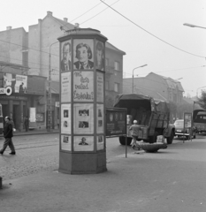 Magyarország, Budapest IV., Árpád út, a Fővárosi Moziüzemi Vállalat (FÖMO) által forgalmazott film hirdetése. A túloldalon balra az Alkotmány mozi., 1968, FŐFOTÓ, Budapest, Fortepan #207877