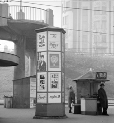 Magyarország, Budapest II.,Budapest XII., Széll Kálmán (Moszkva) tér, a Fővárosi Moziüzemi Vállalat (FŐMO) által forgalmazott film hirdetése a Várfok utcához vezető felüljárónál. Jobbra a Postapalota., 1968, FŐFOTÓ, Budapest, Fortepan #207881