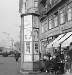 Magyarország, Budapest VI.,Budapest VII., Károly (Tanács) körút az Erzsébet (Engels) tér felé nézve. Előtérben a Fővárosi Moziüzemi Vállalat (FŐMO) által forgalmazott film hirdetése., 1968, FŐFOTÓ, Budapest, Fortepan #207891