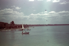 Magyarország, Balatonkenese, Balaton part a Székesfővárosi tisztviselők üdülőtelepe (később Honvéd üdülő) előtt., 1940, Fortepan, vitorláshajó, színes, csónak, stég, Fortepan #20791