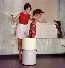 Hungary, Budapest, HAJDU keverőtárcsás mosógépet reklámozó felvétel., 1969, FŐFOTÓ, apron, washing machine, advertising photography, Fortepan #207912