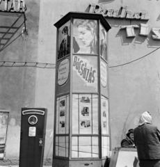 Magyarország, Budapest VIII., Kálvin tér, tűzfal a Múzeum utca és a Baross utca között, előtte a Fővárosi Moziüzemi Vállalat (FŐMO) által forgalmazott film hirdetése., 1969, FŐFOTÓ, Budapest, Fortepan #208014