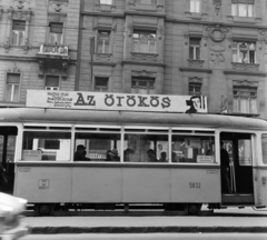 Magyarország, Budapest V.,Budapest XIII., Szent István körút, villamosmegálló a Jászai Mari térnél, háttérben a 3. és az 1. számú ház. A Fővárosi Moziüzemi Vállalat (FŐMO) által forgalmazott film plakátja., 1969, FŐFOTÓ, villamos, Budapest, filmplakát, Fortepan #208022