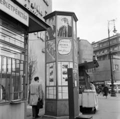 Magyarország, Budapest VIII., Kálvin tér, a Fővárosi Moziüzemi Vállalat (FŐMO) által forgalmazott film hirdetése. Háttérben a Baross utca - Üllői út közötti háztömb és az Állami Biztosító központi épülete., 1969, FŐFOTÓ, Budapest, Fortepan #208024