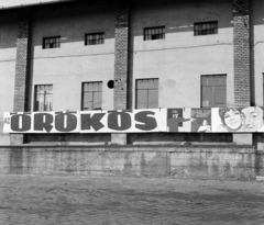 Magyarország, Budapest VIII., Orczy tér, Józsefvárosi pályaudvar. A Fővárosi Moziüzemi Vállalat (FŐMO) által forgalmazott film plakátja., 1969, FŐFOTÓ, Budapest, filmplakát, Fortepan #208026