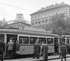 Magyarország, Budapest VIII., a József körút a Rákóczi térnél. A villamoson a Fővárosi Moziüzemi Vállalat (FŐMO) által forgalmazott film plakátja., 1969, FŐFOTÓ, Budapest, Fortepan #208051