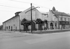 Magyarország, Budapest XIX., Üllői út (Vöröshadsereg útja), az egykori Flóra Mozgó épülete az Eötvös utca sarkán., 1969, FŐFOTÓ, Budapest, sarokház, sínpálya, felsővezeték, utcanévtábla, eszpresszó, akácfa, Fortepan #208063