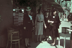 Magyarország, Budapest IX., Boráros tér 1., a telefonfülke mögött a Ráday utca sarka látszik., 1942, Fortepan, divat, kalap, színes, plakát, csoportkép, nők, utcakép, életkép, bútor, telefonfülke, Budapest, Fortepan #20807