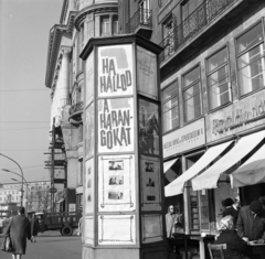 Hungary, Budapest VI., Károly (Tanács) körút az Erzsébet (Engels) tér felé nézve. Előtérben a Fővárosi Moziüzemi Vállalat (FŐMO) által forgalmazott film hirdetése., 1969, FŐFOTÓ, Budapest, Fortepan #208129