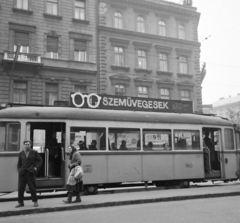 Hungary, Budapest VI., Teréz (Lenin) körút, jobbra az Oktogon (November 7. tér). A villamoson a Fővárosi Moziüzemi Vállalat (FŐMO) által forgalmazott film plakátja., 1969, FŐFOTÓ, tram, Budapest, Fortepan #208139