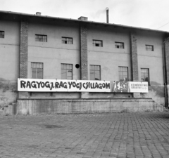 Hungary, Budapest VIII., Orczy tér, Józsefvárosi pályaudvar. A Fővárosi Moziüzemi Vállalat (FŐMO) által forgalmazott film plakátja., 1969, FŐFOTÓ, Budapest, movie poster, Fortepan #208143