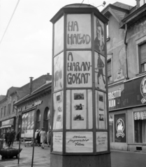 Hungary, Budapest IV., Árpád út, a Fővárosi Moziüzemi Vállalat (FÖMO) által forgalmazott film hirdetése a 68-as számú ház előtt., 1969, FŐFOTÓ, Budapest, Fortepan #208156