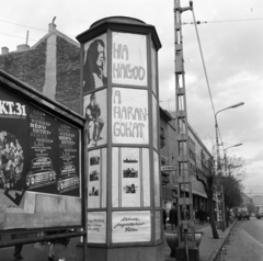 Hungary, Budapest IV., Árpád út az Állami Áruház és az István (Bajcsy-Zsilinszky) út felé nézve. Előtérben a Fővárosi Moziüzemi Vállalat (FÖMO) által forgalmazott film hirdetése., 1969, FŐFOTÓ, Budapest, Fortepan #208157