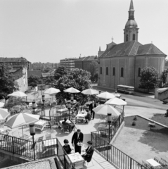 Hungary, Budapest III.,Budapest II., Szépvölgyi út, az Újlaki étterem terasza. Jobbra az Újlaki templom., 1969, FŐFOTÓ, church, sunshades, restaurant, terrace, Budapest, Fortepan #208179