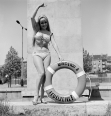 Hungary, Népstadion, Budapest XIV., szoborkert, háttérben a Stefánia (Népstadion) út., 1969, FŐFOTÓ, bathing suit, lifebelt, Budapest, advertising photography, fashion photography, Fortepan #208183