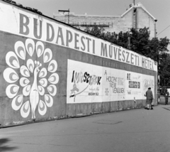 Hungary, Budapest V., Kálvin tér, a Fővárosi Moziüzemi Vállalat (FŐMO) által forgalmazott filmek plakátja. Jobbra a Kecskeméti utca., 1969, FŐFOTÓ, Budapest, movie poster, Fortepan #208204