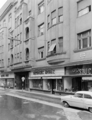 Magyarország, Budapest V., Fehér Hajó utca 12-14., 1969, FŐFOTÓ, Budapest, Opel-márka, Opel Olympia Rekord, épület, cipőbolt, szűcs, Fortepan #208209