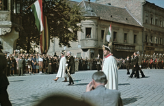 Magyarország, budai Vár, Budapest I., Szentháromság tér, Szentháromság utca sarok. Kállay Miklós miniszterelnök., 1943, Fortepan, híres ember, színes, zászló, felvonulás, díszmagyar, őr, őrség, koronaőrség, miniszterelnök, Budapest, Fortepan #20821