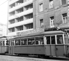 Hungary, Budapest II., Margit körút (Mártírok útja), háttérben a 8-10. és 12-es számú ház. A villamoson a Fővárosi Moziüzemi Vállalat (FŐMO) által forgalmazott film plakátja., 1969, FŐFOTÓ, tram, Budapest, movie poster, Fortepan #208221