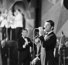 Hungary, Budapest VIII., Erkel Színház, Táncdalfesztivál, Koós János táncdalénekes., 1969, FŐFOTÓ, microphone, bow tie, Budapest, dance song, Fortepan #208225