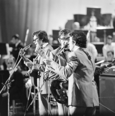 Hungary, Budapest VIII., Erkel Színház, Táncdalfesztivál, Express együttes, balról Solymos Antal, Silye Attila, Malek Miklós., 1969, FŐFOTÓ, glasses, microphone, guitar, jacket, Budapest, dance song, band, singer, Fortepan #208226