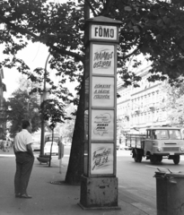 Hungary, Budapest VIII., József körút a Bérkocsis utca felé nézve. Előtérben a Fővárosi Moziüzemi Vállalat (FŐMO) által forgalmazott filmek hirdetőoszlopa., 1969, FŐFOTÓ, Budapest, Fortepan #208230