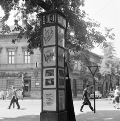 Hungary, Budapest X., Füzér utca - Kőrösi Csoma Sándor sétány (Kőrösi Csoma Sándor út) kereszteződés. A Fővárosi Moziüzemi Vállalat (FŐMO) által forgalmazott filmek hirdetőoszlopa, az egykori kaszinó előtt., 1969, FŐFOTÓ, Budapest, Fortepan #208255