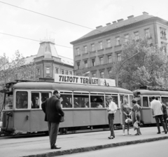 Hungary, Budapest VIII., a József körút a Rákóczi térnél. A villamoson a Fővárosi Moziüzemi Vállalat (FŐMO) által forgalmazott film plakátja., 1969, FŐFOTÓ, tram, Budapest, movie poster, Fortepan #208260