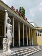 Hungary, Margit Islands, Budapest, a Palatinus Strandfürdő bejárata előtt Csorba Géza 1967-ben újrafaragott Napozó lány című szobra., 1969, FŐFOTÓ, Fortepan #208263