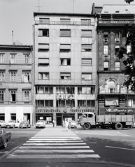 Hungary, Budapest V., Vörösmarty tér, szemben középen a 5-ös számú ház., 1969, FŐFOTÓ, Budapest, Fortepan #208307