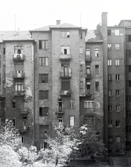 Hungary, Budapest V., a Szemere utca - Balaton utca - Nagy Ignác utca - Stollár Béla utca határolta tömb belső udvara. Szemben a Nagy Ignác utcai házak udvari oldala., 1969, FŐFOTÓ, Budapest, Fortepan #208309