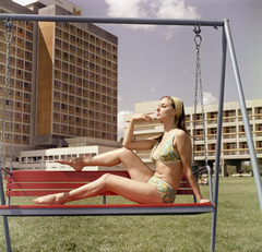 Hungary, Balatonfüred, a felvétel a Hotel Marina parkjában készült., 1969, FŐFOTÓ, bathing suit, head wrap, advertising photography, fashion photography, Fortepan #208331