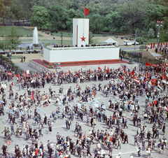 Magyarország, Budapest XIV., Ötvenhatosok tere (Felvonulási tér), május 1-i felvonulás, szemben a dísztribün., 1968, FŐFOTÓ, Budapest, színes, Fortepan #208358