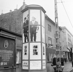 Hungary, Budapest IV., Árpád út az Állami Áruház felé nézve. Előtérben a Fővárosi Moziüzemi Vállalat (FÖMO) által forgalmazott film hirdetése., 1969, FŐFOTÓ, Budapest, Fortepan #208393