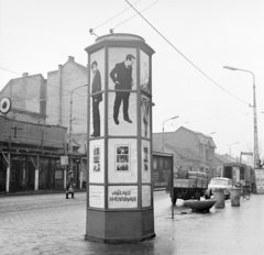 Hungary, Budapest IV., Árpád út, a Fővárosi Moziüzemi Vállalat (FÖMO) által forgalmazott film hirdetése. A túloldalon balra az Alkotmány mozi., 1969, FŐFOTÓ, Budapest, Fortepan #208394