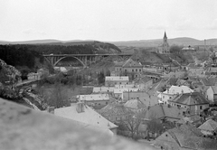 Magyarország, Veszprém, a Szent István völgyhíd (Viadukt) és a Szent László-templom a Várból nézve., 1960, Fortepan, templom, híd, látkép, vasbeton héjszerkezet, ívhíd, Folly Róbert-terv, Fortepan #2084