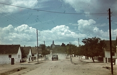 Magyarország, Nagykovácsi, Kossuth Lajos utca, háttérben a Nagyboldogasszony-templom., 1940, Fortepan, falu, színes, felhő, automobil, Fortepan #20841