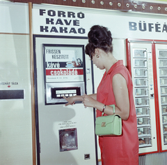 Hungary, Budapest VIII., Keleti pályaudvar, az Utasellátó Vállalat ital és étel automatája a csarnokban., 1969, FŐFOTÓ, Budapest, Fortepan #208439