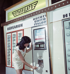 Hungary, Budapest VIII., Keleti pályaudvar, az Utasellátó Vállalat ital és étel automatája a csarnokban., 1969, FŐFOTÓ, Budapest, Fortepan #208440