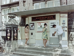 Hungary, Budapest VI., Teréz (Lenin) körút, az Utasellátó Vállalat ital és cigaretta automatája a Nyugati pályaudvar előtt., 1969, FŐFOTÓ, Budapest, Fortepan #208445