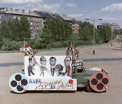 Hungary, Budapest XIV., a Népstadion melletti terület, háttérben a Stefánia (Népstadion) út házsora. A Fővárosi Moziüzemi Vállalat (FŐMO) által forgalmazott film plakátja a Színészek-Újságírók Rangadó (SZÚR) alkalmával felvonuló teherautón., 1969, FŐFOTÓ, Budapest, Best of, ad truck, movie poster, Csepel D450, Fortepan #208454