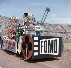 Hungary, Népstadion, Budapest XIV., a Fővárosi Moziüzemi Vállalat (FŐMO) által forgalmazott film plakátja a Színészek-Újságírók Rangadó (SZÚR) alkalmával felvonuló teherautón., 1969, FŐFOTÓ, Budapest, Fortepan #208455