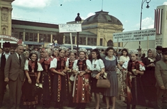 Magyarország, Városliget,Budapesti Nemzetközi Vásár, Budapest XIV., az Iparcsarnok előtti kiállítási terület., 1942, Fortepan, színes, nemzetközi vásár, népviselet, Budapest, Kalotaszegi népviselet, Christian Ulrich-terv, Fortepan #20857