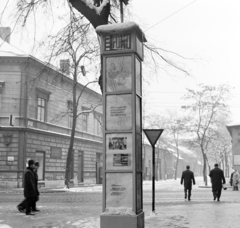 Magyarország, Budapest X., Füzér utca - Kőrösi Csoma Sándor sétány (Kőrösi Csoma Sándor út) kereszteződés. A Fővárosi Moziüzemi Vállalat (FŐMO) által forgalmazott filmek hirdetőoszlopa, az egykori kaszinó előtt., 1969, FŐFOTÓ, Budapest, Fortepan #208586