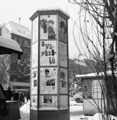 Magyarország, Budapest VIII.,Budapest V., Kálvin tér a Múzeum utca és a Baross utca közötti tűzfal előtt. A Fővárosi Moziüzemi Vállalat (FŐMO) által forgalmazott film hirdetése mögött a Múzeum körút., 1969, FŐFOTÓ, Budapest, Fortepan #208593