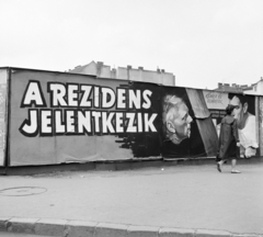 Magyarország, Budapest II., Margit körút (Mártírok útja), előtérben a Retek utca és a Lövőház utca közötti metróépítési terület kerítése. A Fővárosi Moziüzemi Vállalat (FŐMO) által forgalmazott film plakátja. Jobbra a Margit körúti egykori fogház épülete., 1969, FŐFOTÓ, Budapest, filmplakát, Fortepan #208597