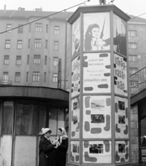 Magyarország, Budapest II.,Budapest I., Széll Kálmán (Moszkva) tér, a Fővárosi Moziüzemi Vállalat (FŐMO) által forgalmazott film hirdetése. Háttérben a Vérmező úti házak., 1969, FŐFOTÓ, Budapest, Fortepan #208601