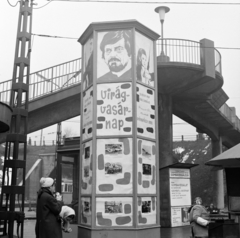 Magyarország, Budapest II., Széll Kálmán (Moszkva) tér, a Fővárosi Moziüzemi Vállalat (FŐMO) által forgalmazott film hirdetése a Várfok utcához vezető felüljárónál., 1969, FŐFOTÓ, Budapest, filmplakát, Fortepan #208604