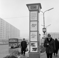 Magyarország, Óbuda, Budapest III., Szentendrei út, a Fővárosi Moziüzemi Vállalat (FŐMO) által forgalmazott filmek hirdetőoszlopa a Miklós utcai autóbusz-végállomáson., 1970, FŐFOTÓ, Budapest, Fortepan #208606